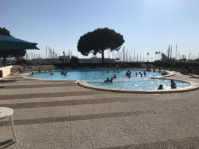 Studio au RDC, residence avec piscine face port